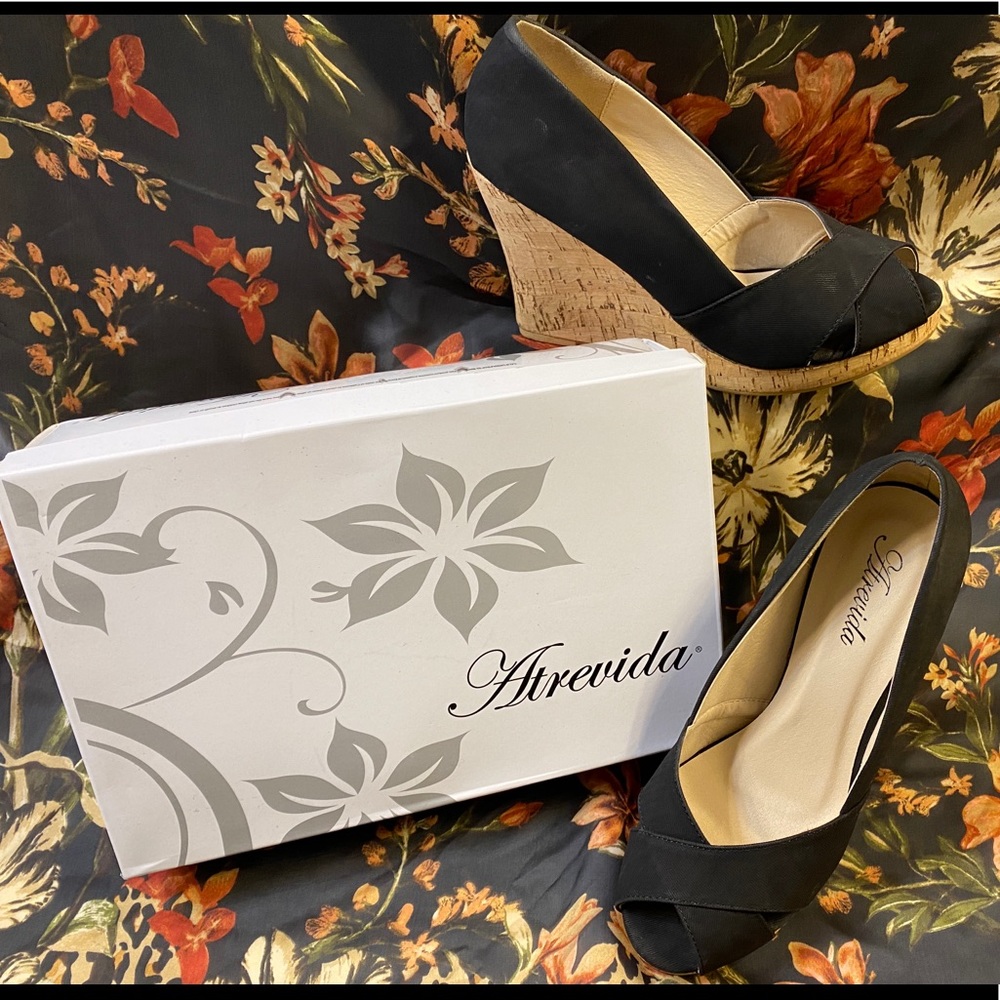 NEW Atrevida Naeva-02 Wedge Sandals